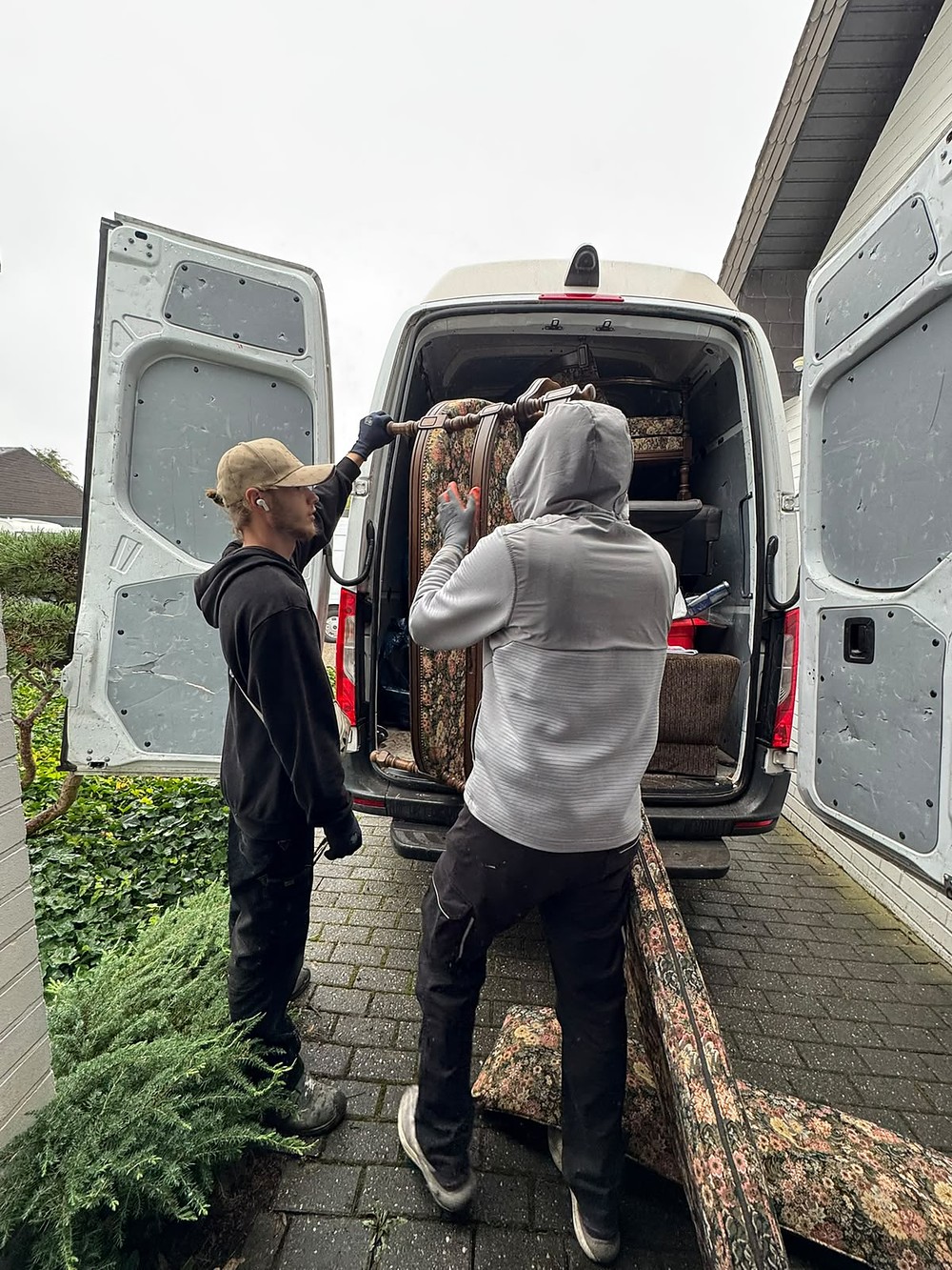 Polstermöbel werden in den Transporter geladen
