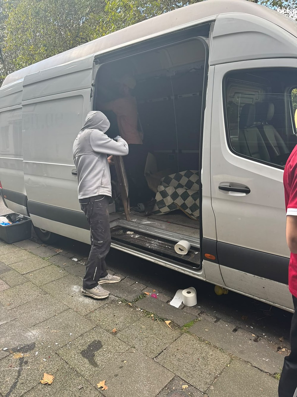 Sessel und Hausrat werden verladen