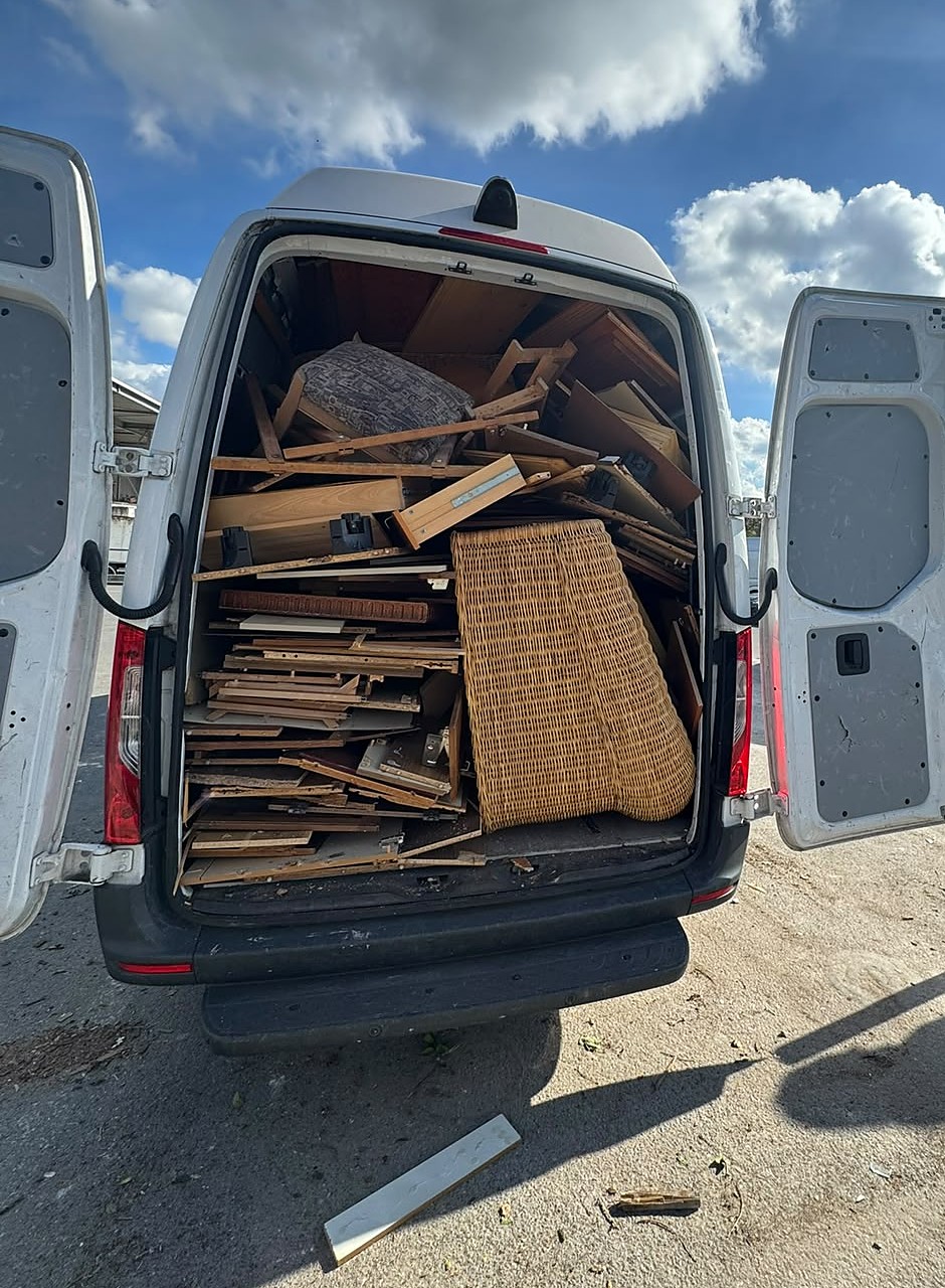 Voller Transporter am Wertstoffhof