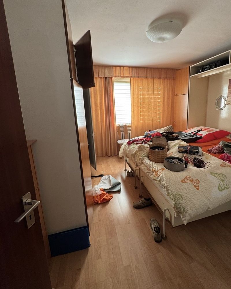 Schlafzimmer vorher: vollgestellt