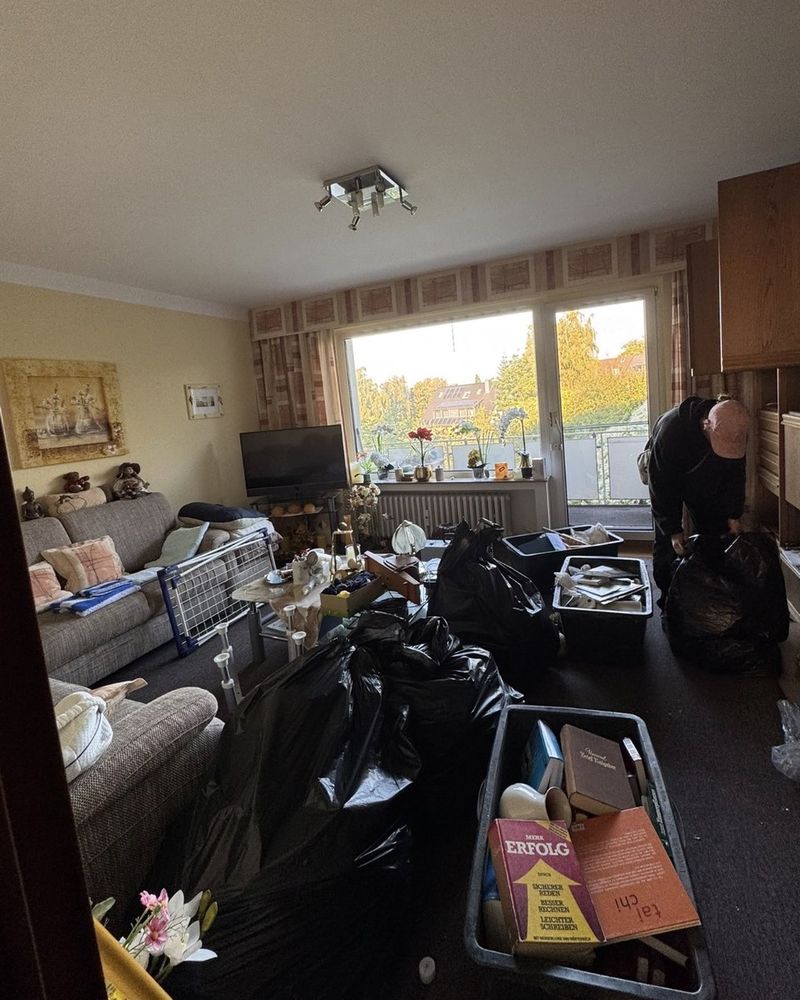 Wohnzimmer vorher: vollgestellt